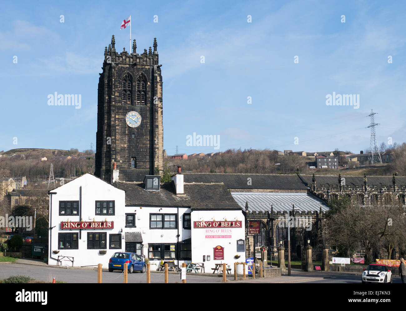 O-Ring ' Bells Pub mit dem Münster im Hintergrund Halifax, West Yorkshire, Großbritannien Stockfoto