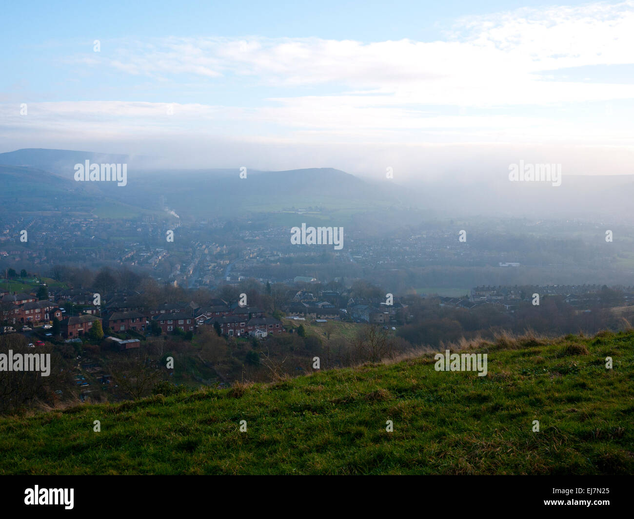 Nebliger Tag über Mossley mit den Walliser Bergen im Hintergrund, Mossley, größere Manchester, UK. Stockfoto