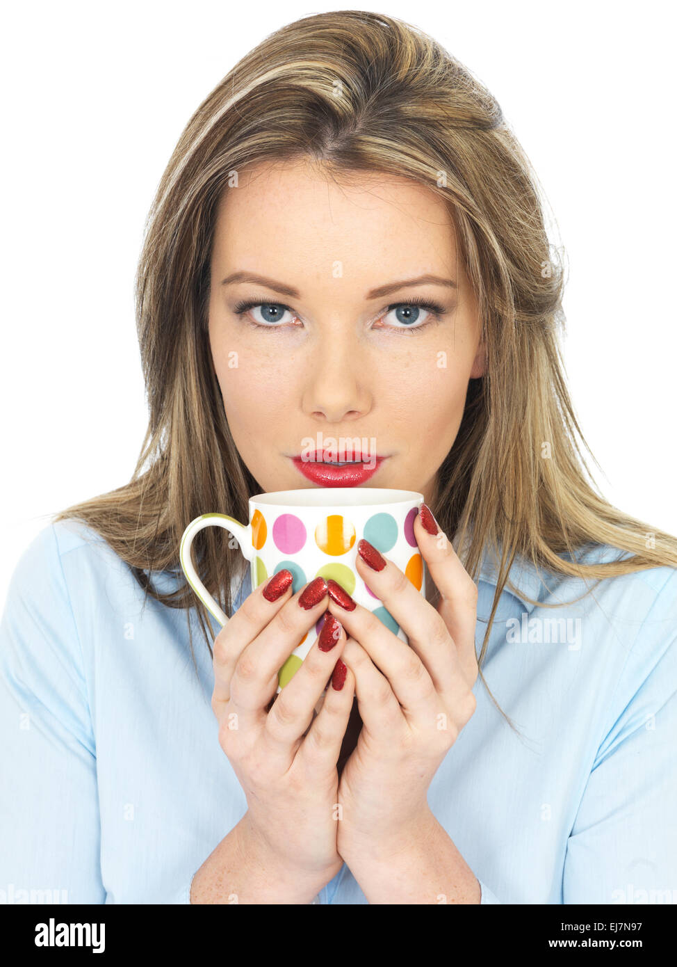 Attraktive junge Frau, die eine Tasse Tee trinken Stockfoto