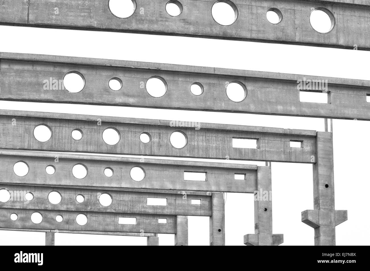 Betonstützen eins nach dem anderen BW Stockfoto