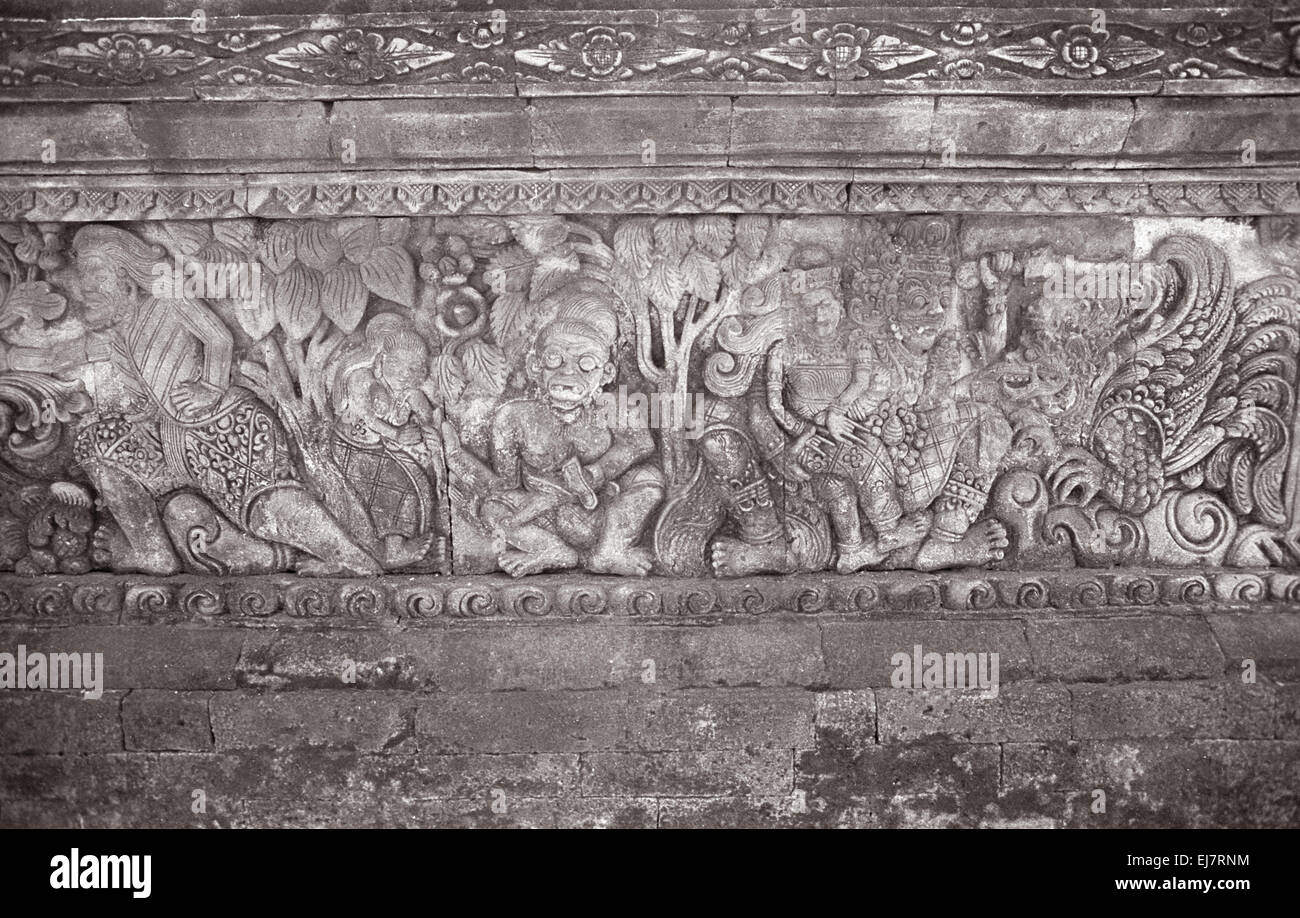 Singaraja-Tempel, ein Wald-Szene im ersten Stockwerk des Eingangs zum Tempel zeigen menschliche Figuren & synkretistischen Tier. Bal Stockfoto