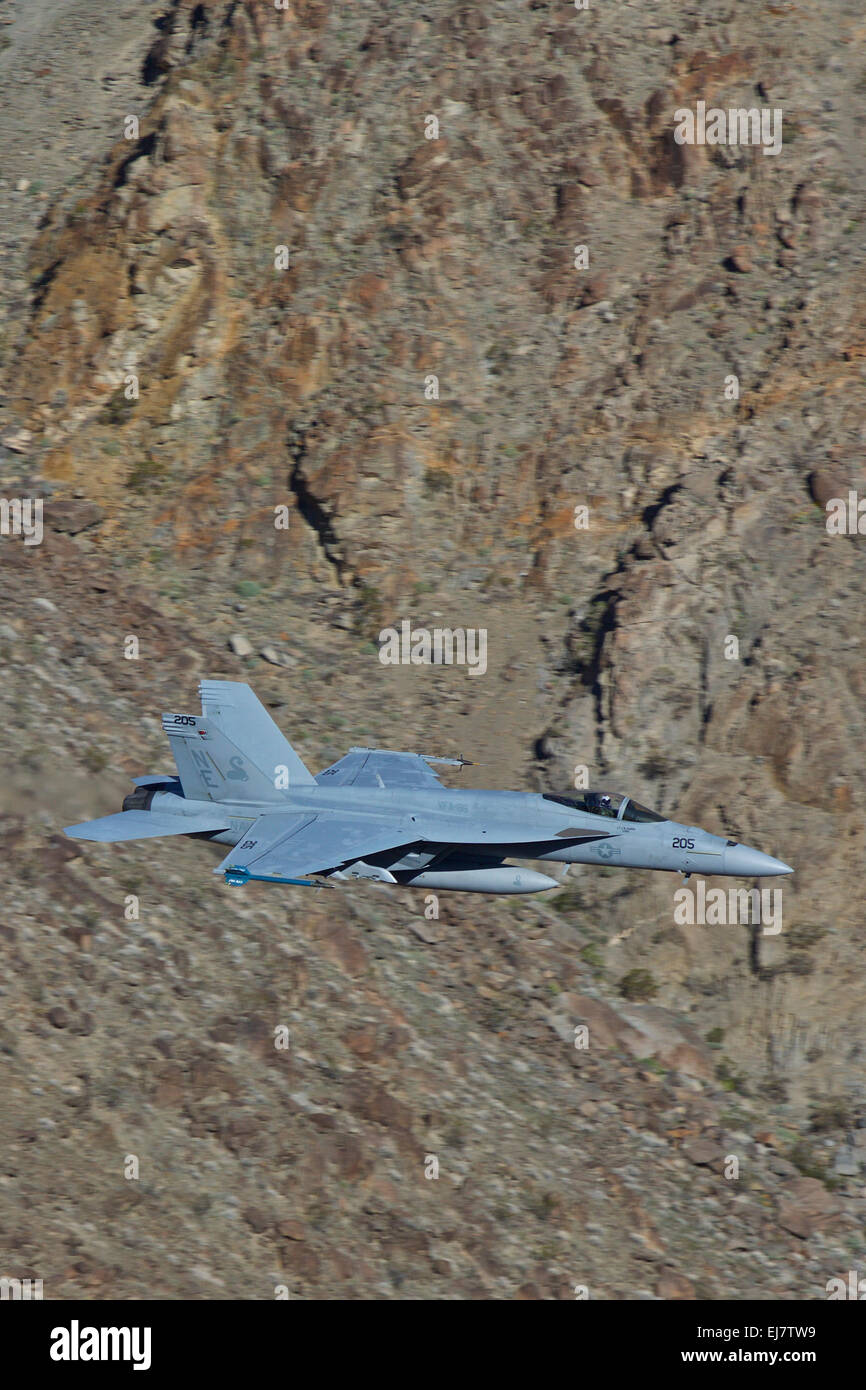 Nahaufnahme der US Navy F/A-18E Super Hornet Kampfjet fliegen auf niedrigem Niveau entlang einer Wüste Schlucht. Stockfoto