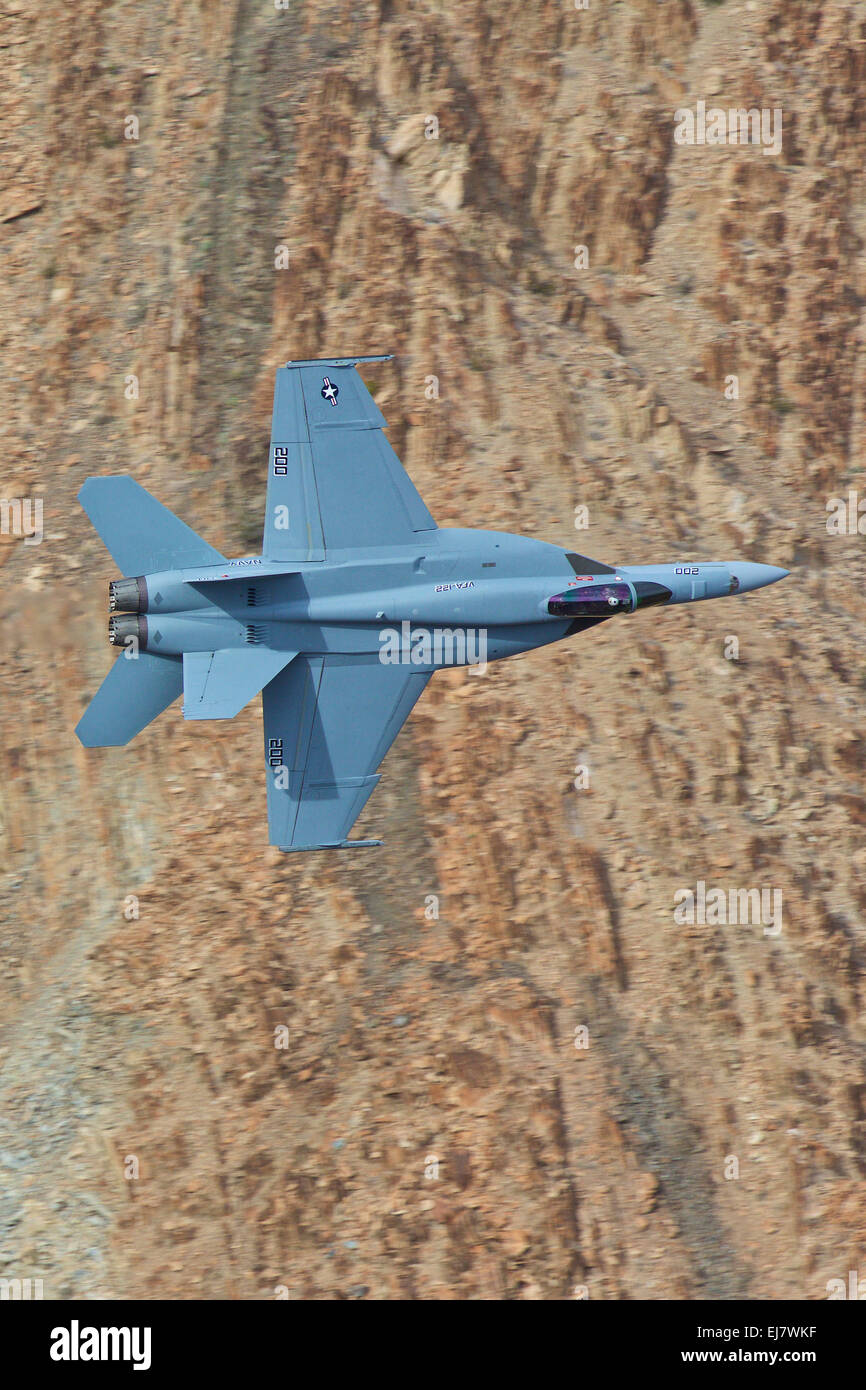 US Navy F/A-18E Super Hornet Fliegen auf niedrigem Niveau durch Rainbow Canyon (Star Wars Canyon), Kalifornien, USA. Stockfoto