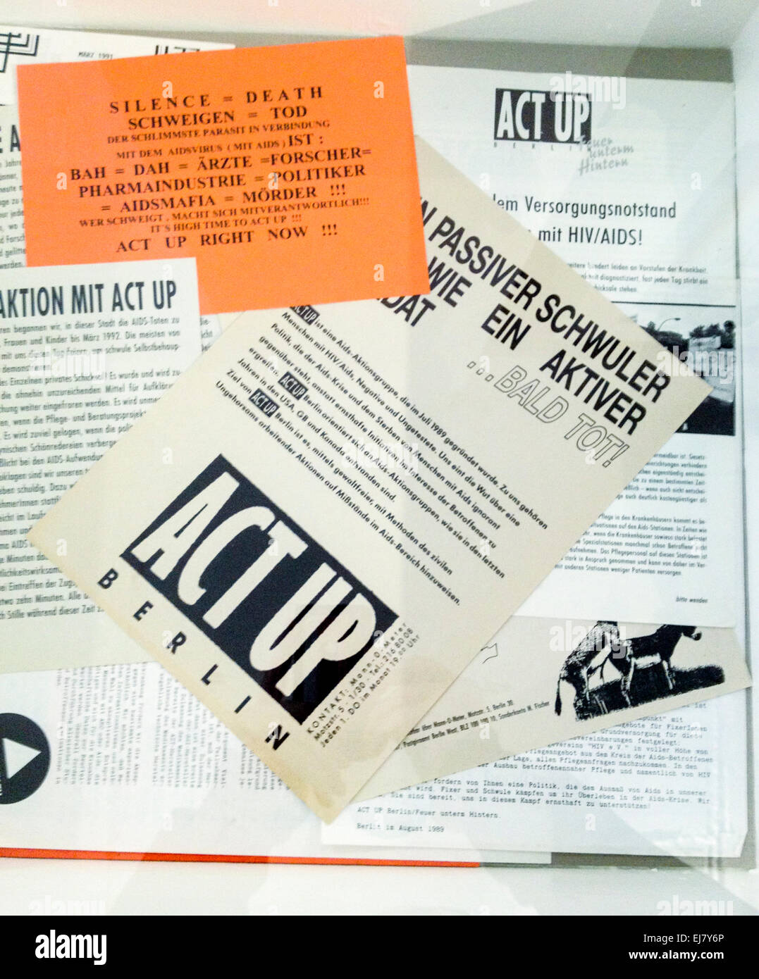 Berlin, Deutschland, alte Rechtsakt bis Berlin Merkblätter auf der Gay History Museum, LGBT 1990, HIV-AIDS-Aktivismus Dokumentation Stockfoto