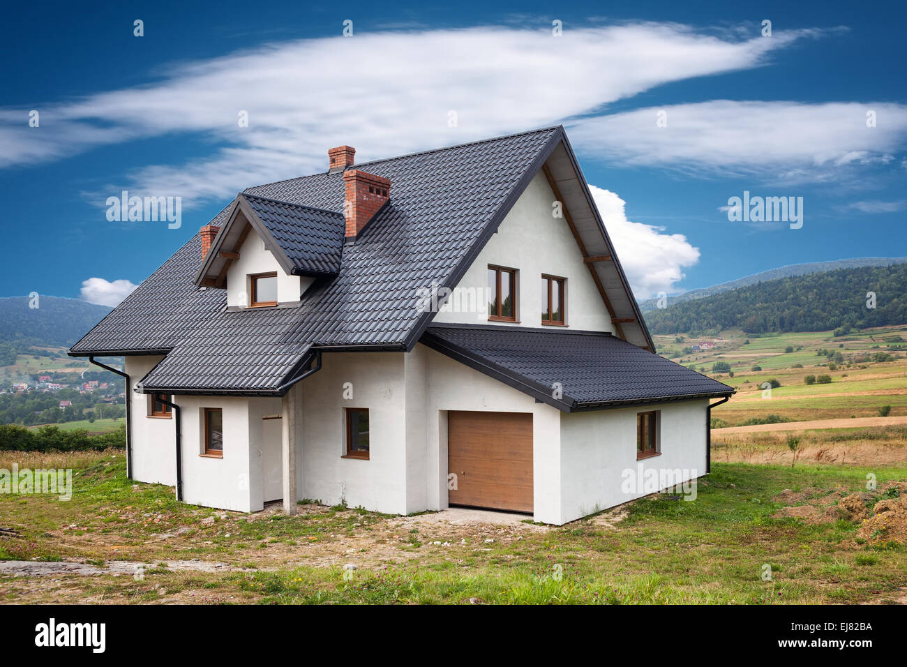 Neues Einfamilienhaus in den Bergen Stockfoto