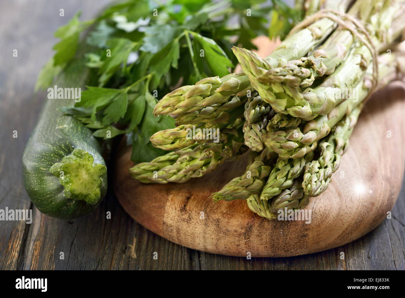 Spargel, Zucchini und Petersilie. Stockfoto