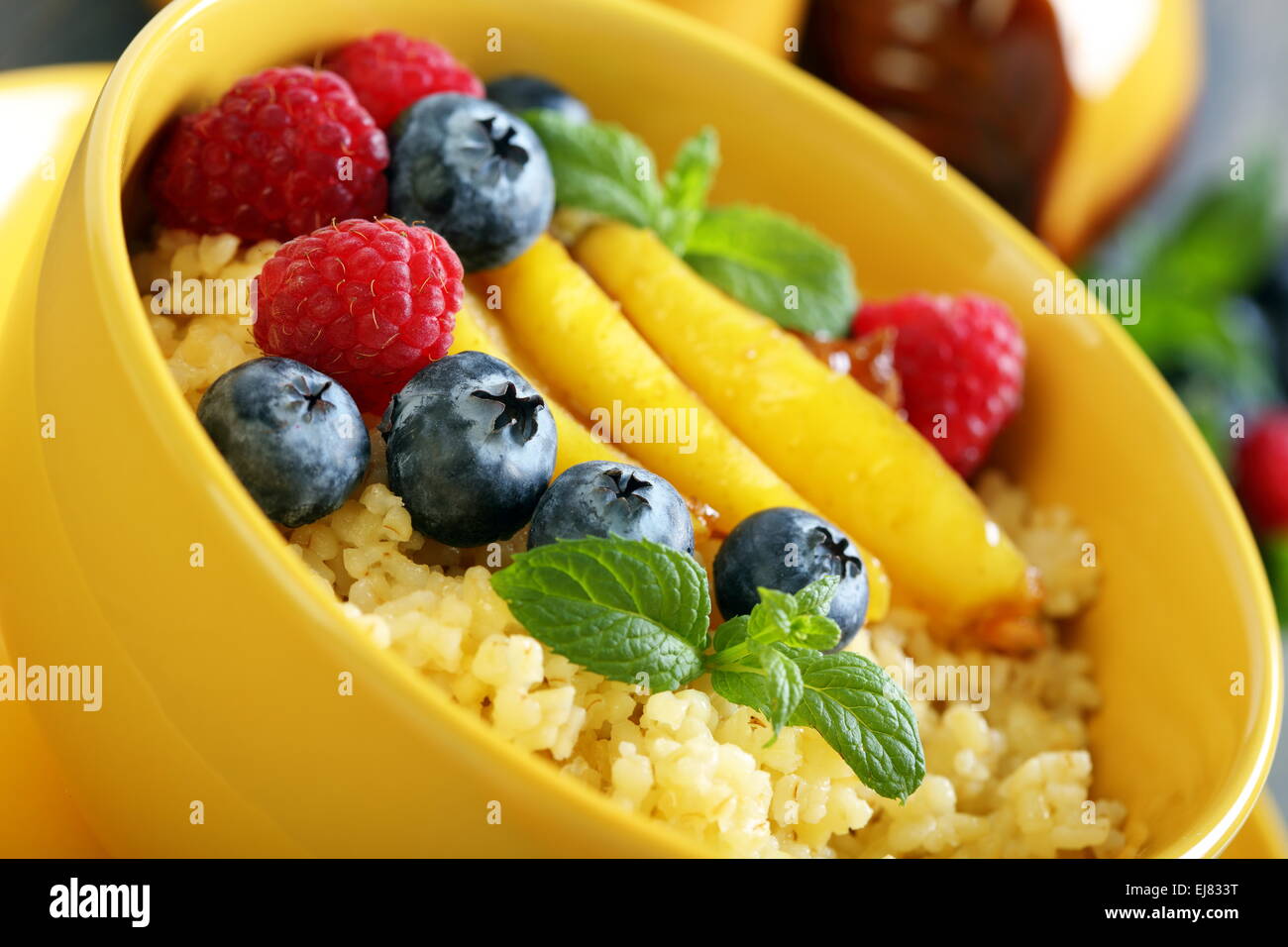 Lecker Weizen Brei mit Beeren-Früchten. Stockfoto