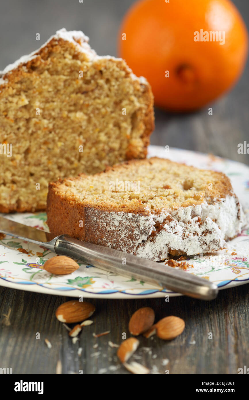 Orange-Mandel-Kuchen auf einen Teller. Stockfoto