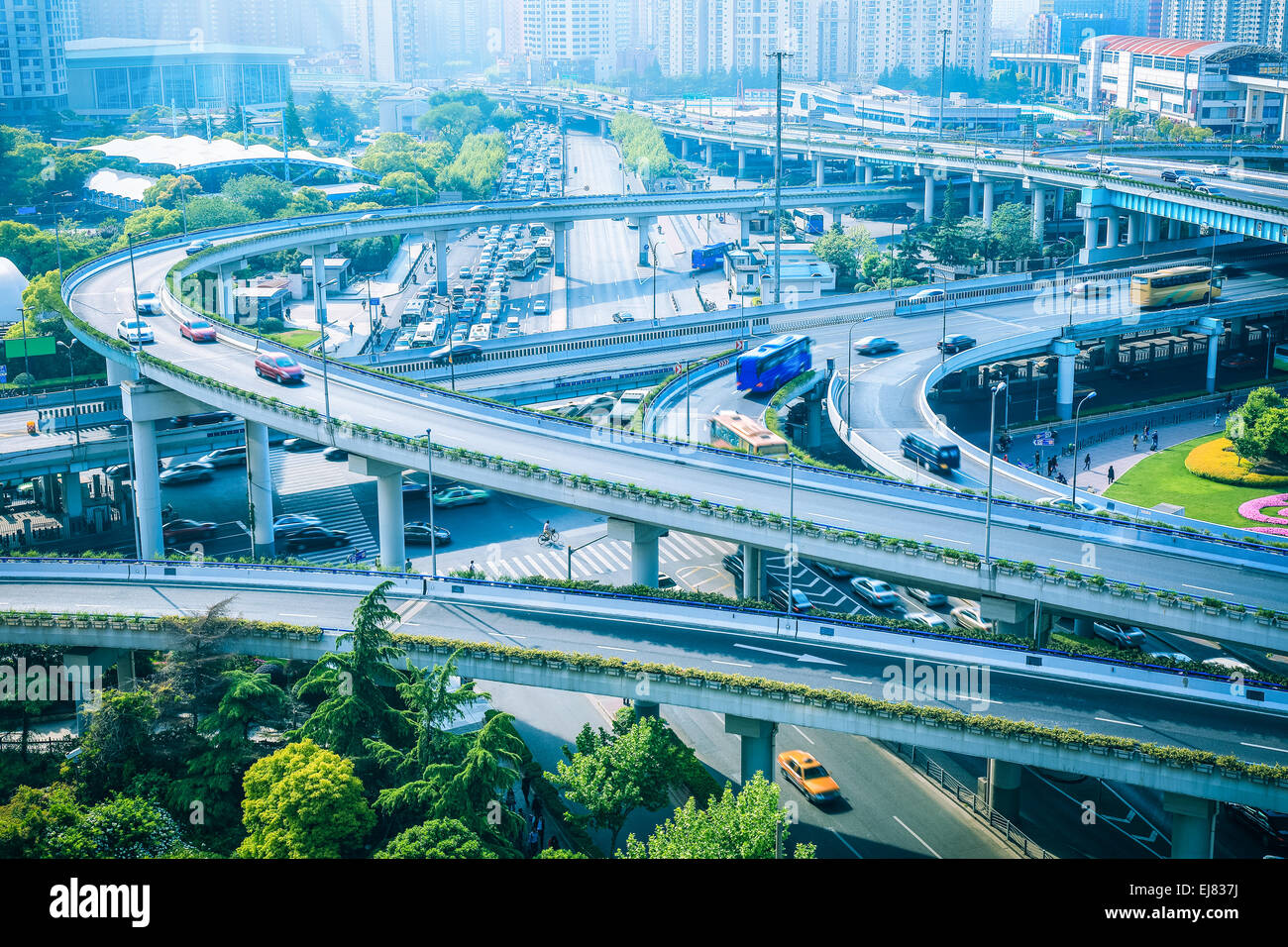 moderne Stadt Hochstraße Überführung Stockfotografie Alamy