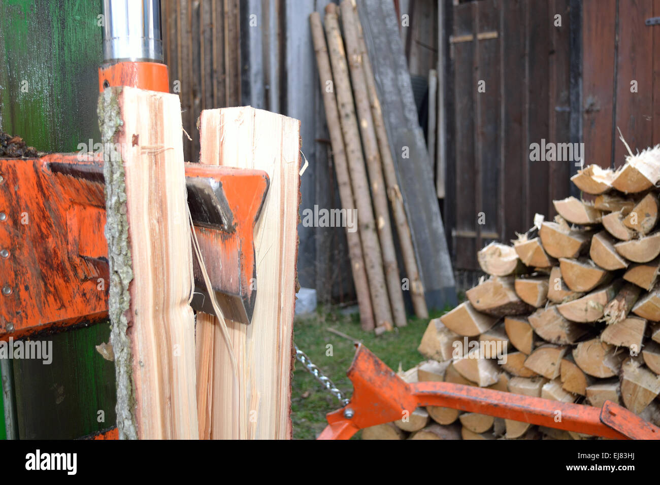 Holzspalter Traktor produziert Brennholz Stockfoto