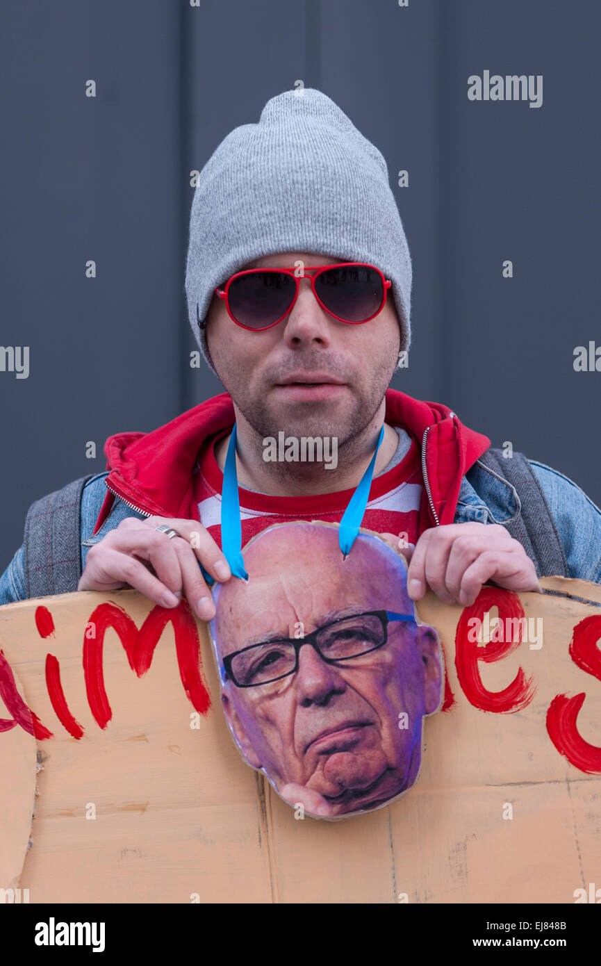 Bahnhof London Bridge, London, UK.  23. März 2015. Ein Demonstrant mit einem Bild von Rupert Murdoch außerhalb Großbritanniens News Hauptsitz, "die kleine Scherbe' in der Nähe von London Bridge als Teil des Protestes besetzen Rupert Murdoch.  Der Protest ist gegen die Dominanz der Milliardär Eigentümer der britischen Medien: Rupert Murdoch (News UK), Viscount Rothermere (Daily Mail Group), Richard Desmond (The Express) und die Barclay-Brüder (Telegraph). Bildnachweis: Stephen Chung/Alamy Live-Nachrichten Stockfoto