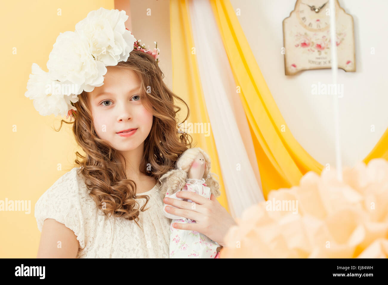 Attraktive junge Mädchen posiert mit Puppe Stockfoto