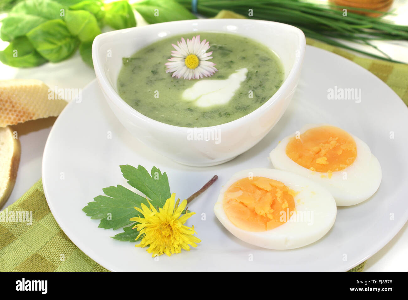 Grüne Kräuter-Suppe mit Eiern Stockfoto