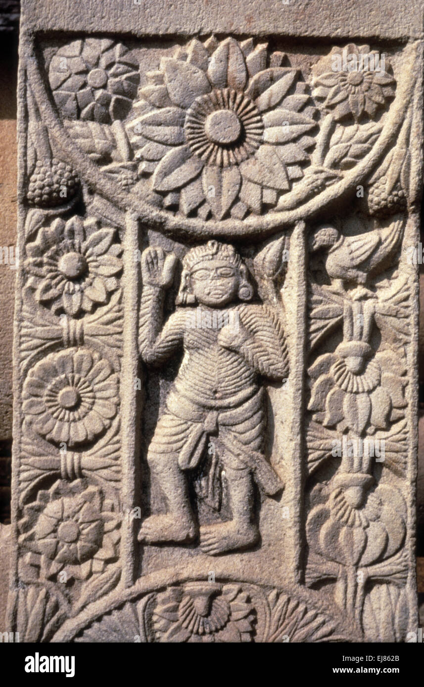 Stupa 2 Säule Außenfläche zeigt Mann zwischen floralen Motiven. Sanchi, Dist einfache, Madhya Pradesh, Indien Stockfoto