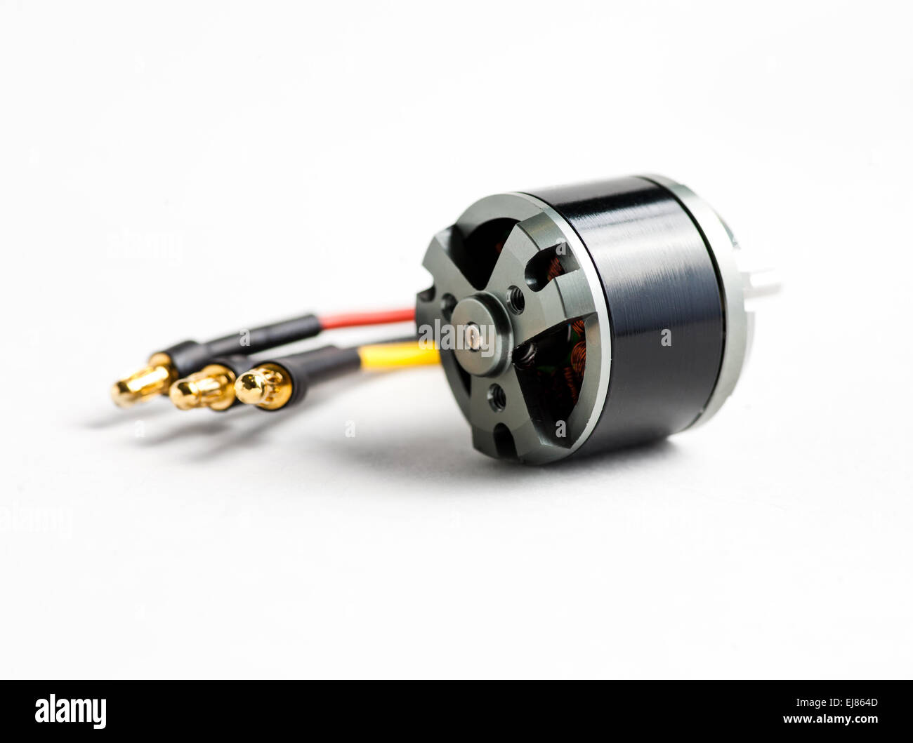 Kleinen Elektromotor und Drähte auf weiß Stockfoto