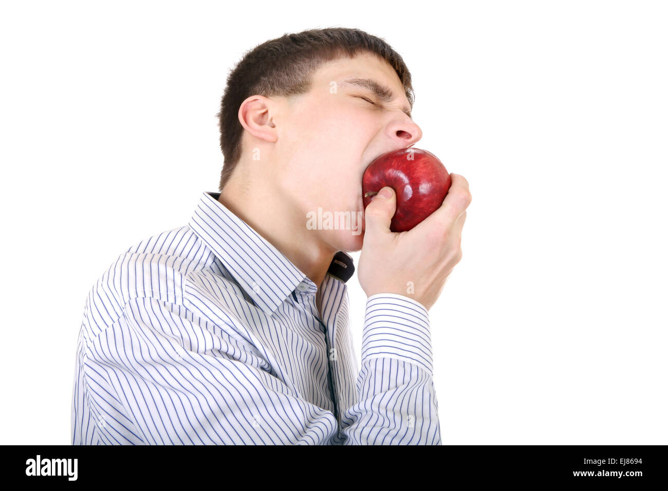 Teenager isst einen Apfel Stockfoto