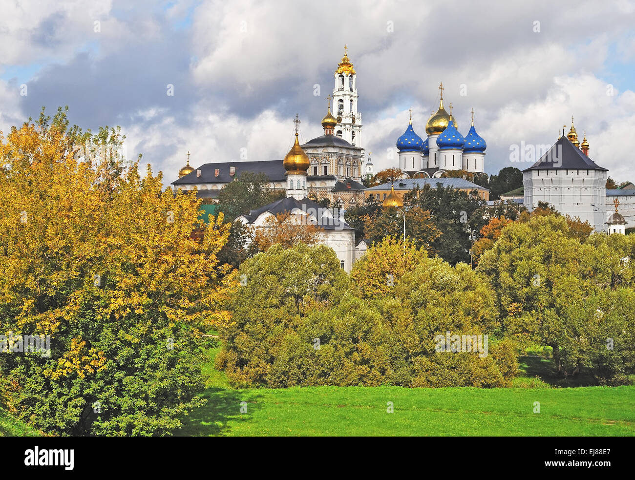 Trinity Lawra des Heiligen Sergius im Herbst Stockfoto