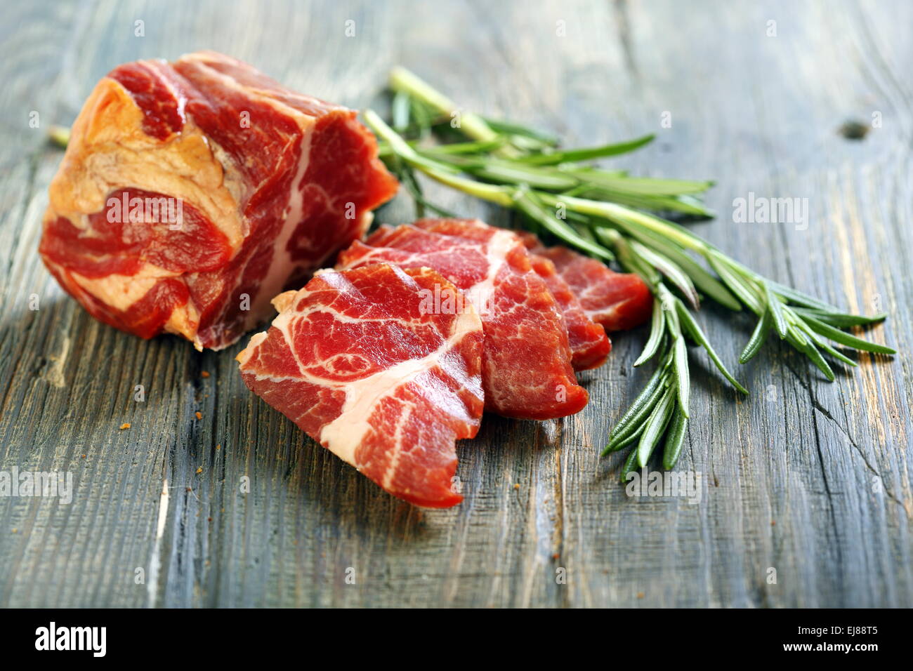 Schmackhaftes Fleisch und einen Zweig Rosmarin. Stockfoto