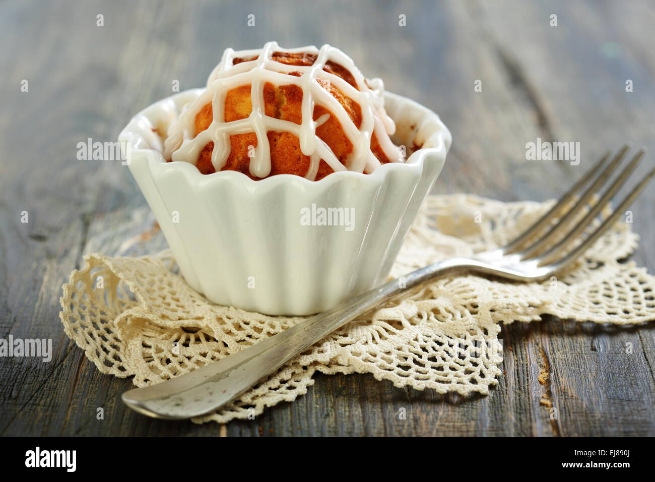 Cupcake mit Sahnehäubchen und Gabel. Stockfoto