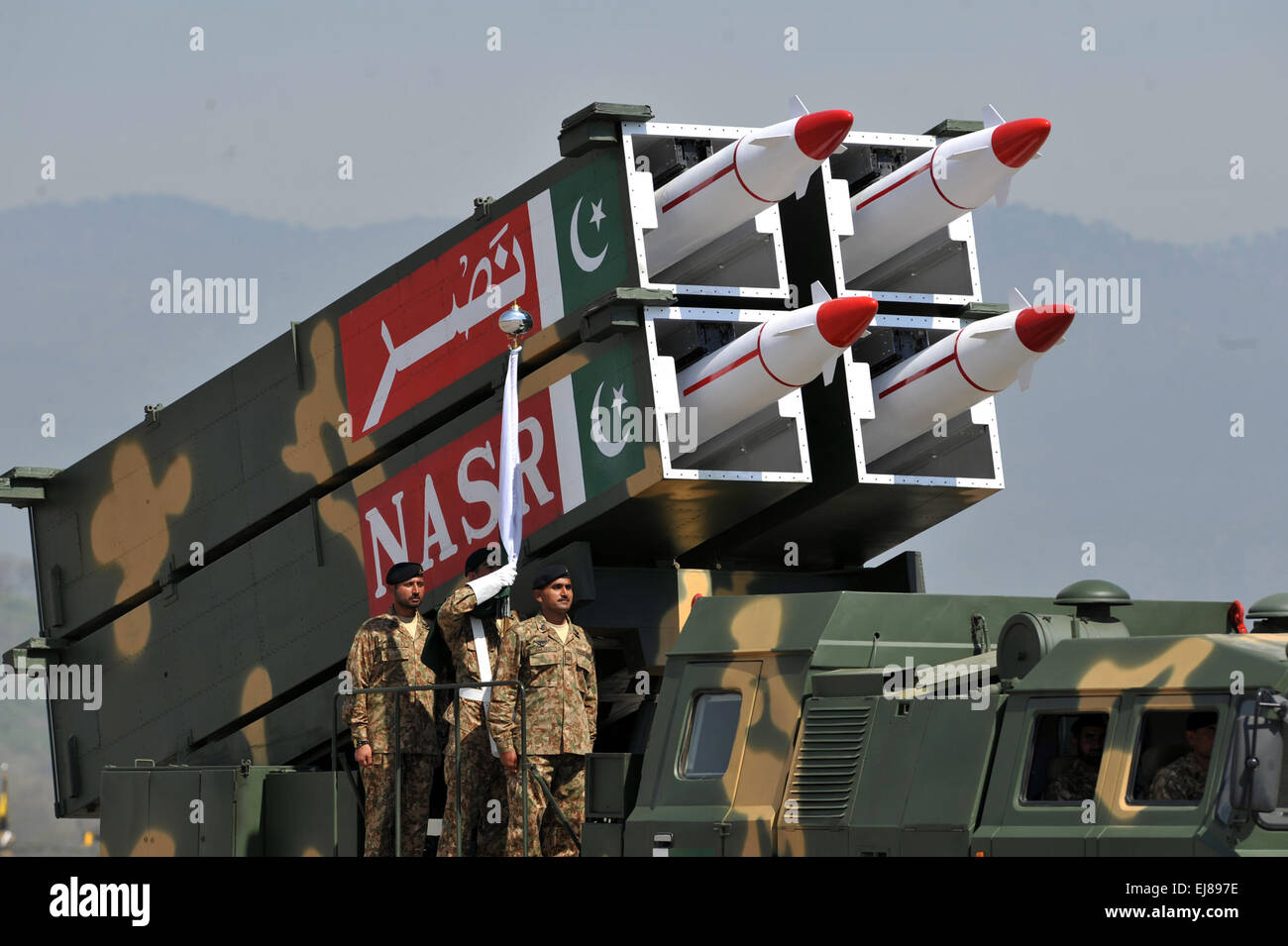 Islamabad, Pakistan. 23. März 2015. Pakistanische Soldaten stehen neben Kurzstrecken Oberfläche zu Oberfläche Missile NASR während der Pakistan Tag Militärparade in Islamabad, Pakistan, 23. März 2015. Pakistan am Montag statt eine Militärparade in der Hauptstadt Islamabad nach einer Pause von sieben Jahren als das wichtigste Merkmal des Landes der Tag der Republik. Bildnachweis: Huang Zongzhi/Xinhua/Alamy Live-Nachrichten Stockfoto