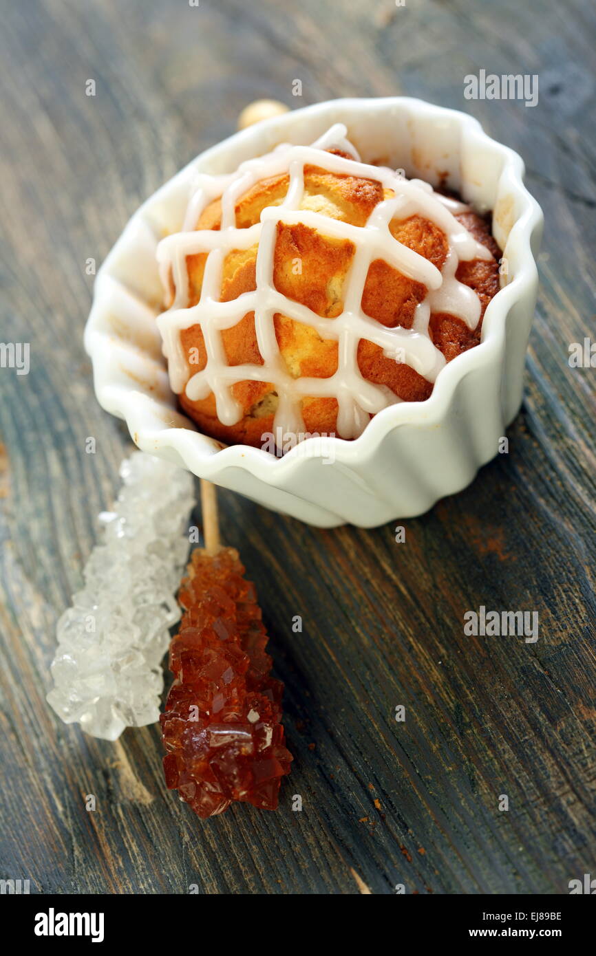 Cupcake mit Sahnehäubchen und Zucker-Sticks. Stockfoto