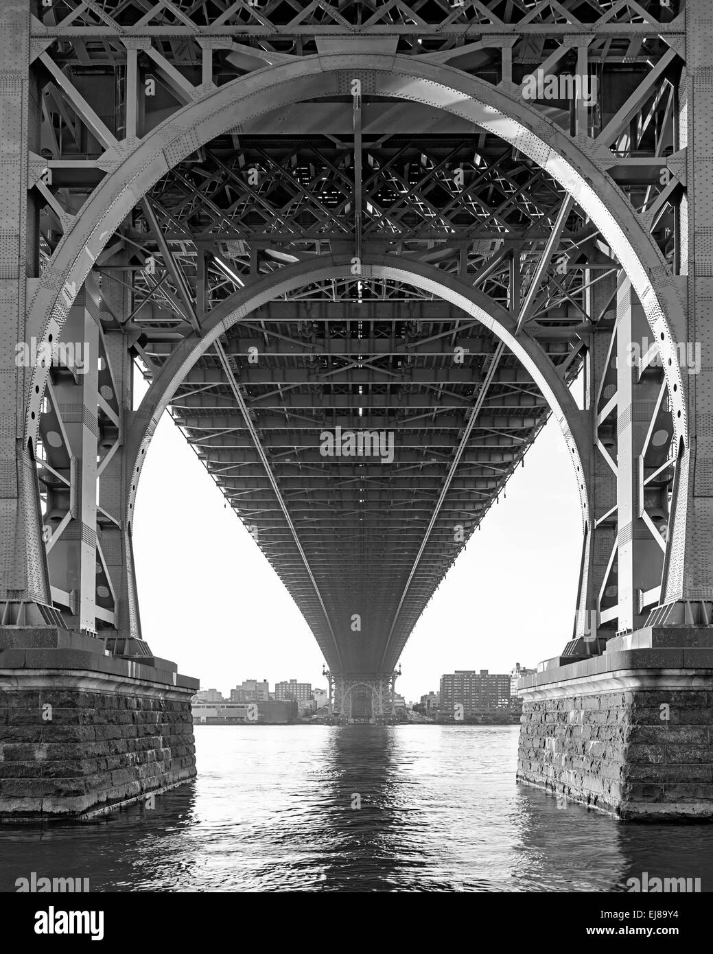 Schwarzweißansicht unter die Williamsburg Bridge in New York City an einem dunstigen Tag Stockfoto