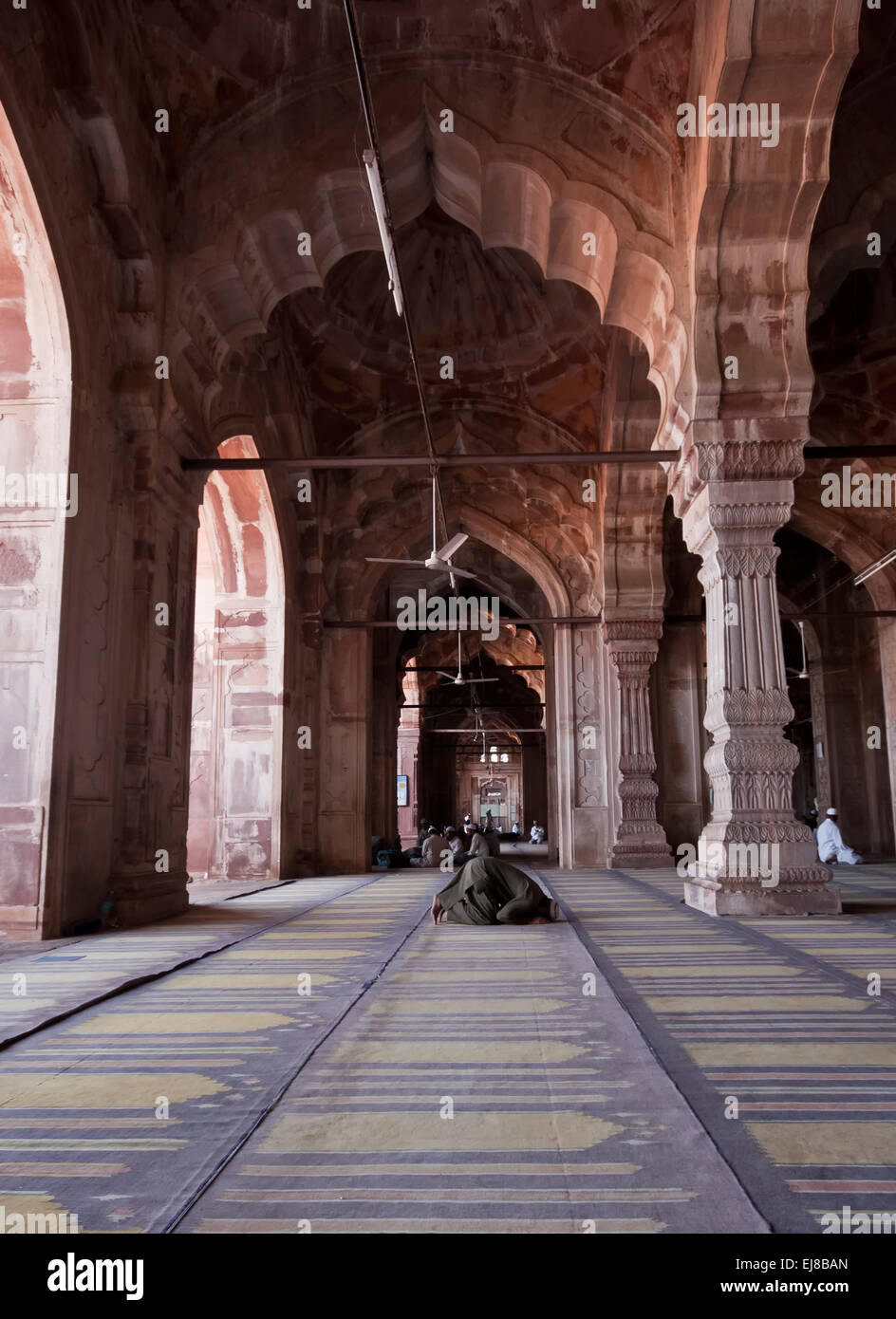 Die Moschee hat eine rosa Fassade, die von zwei 18 Stockwerke hohe achteckige Minarette mit Marmorkuppeln gekrönt ist. Die Moschee hat auch Dre Stockfoto