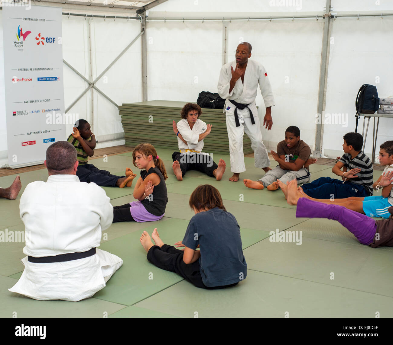 Paris, FRANKREICH - Französische Sportler mit Behinderungen unterrichten eine Gruppe von Kindern in der Karateklasse am Rencontres EDF Handisport. Mann Stockfoto