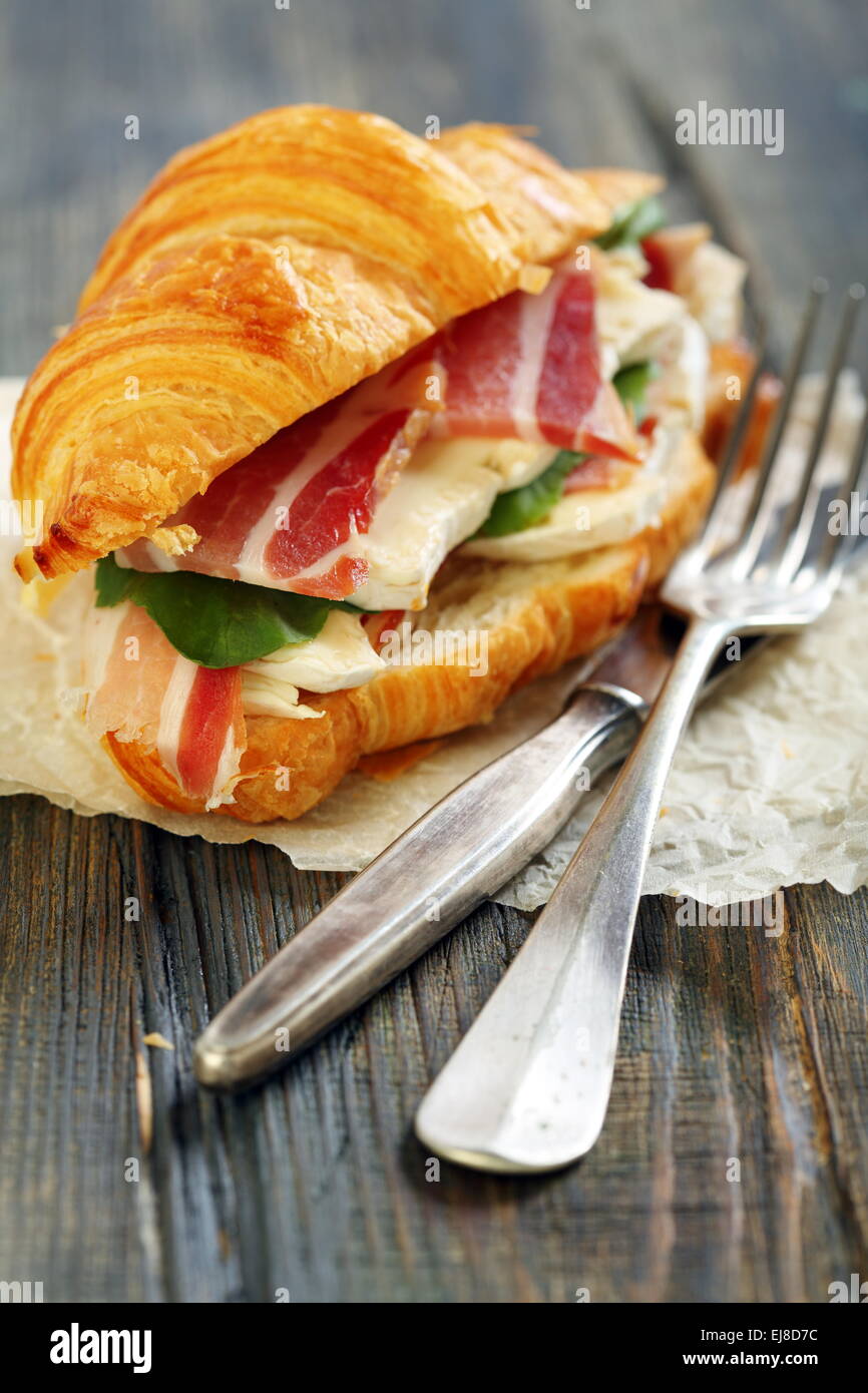 Sandwich mit Schinken, Brie Käse und Salat. Stockfoto
