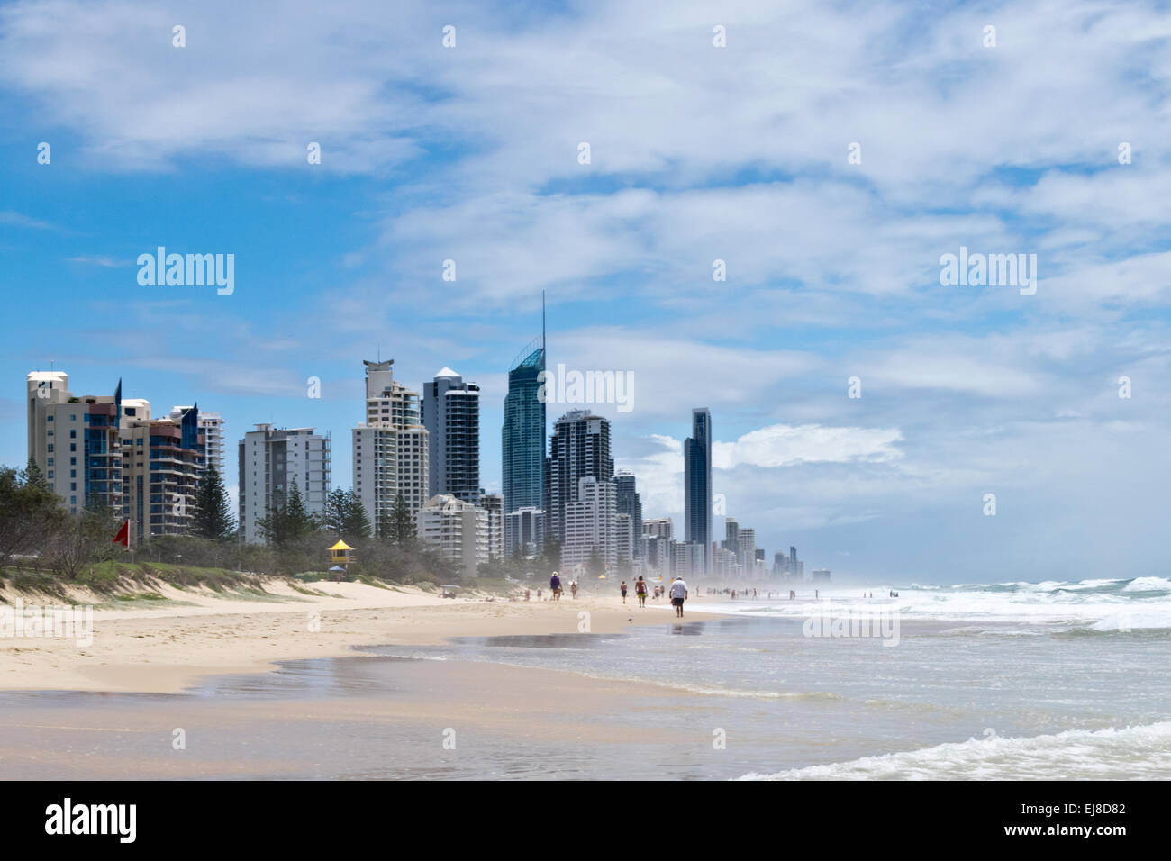 Gold Coast Strand mit Wolkenkratzer in Australien Stockfoto