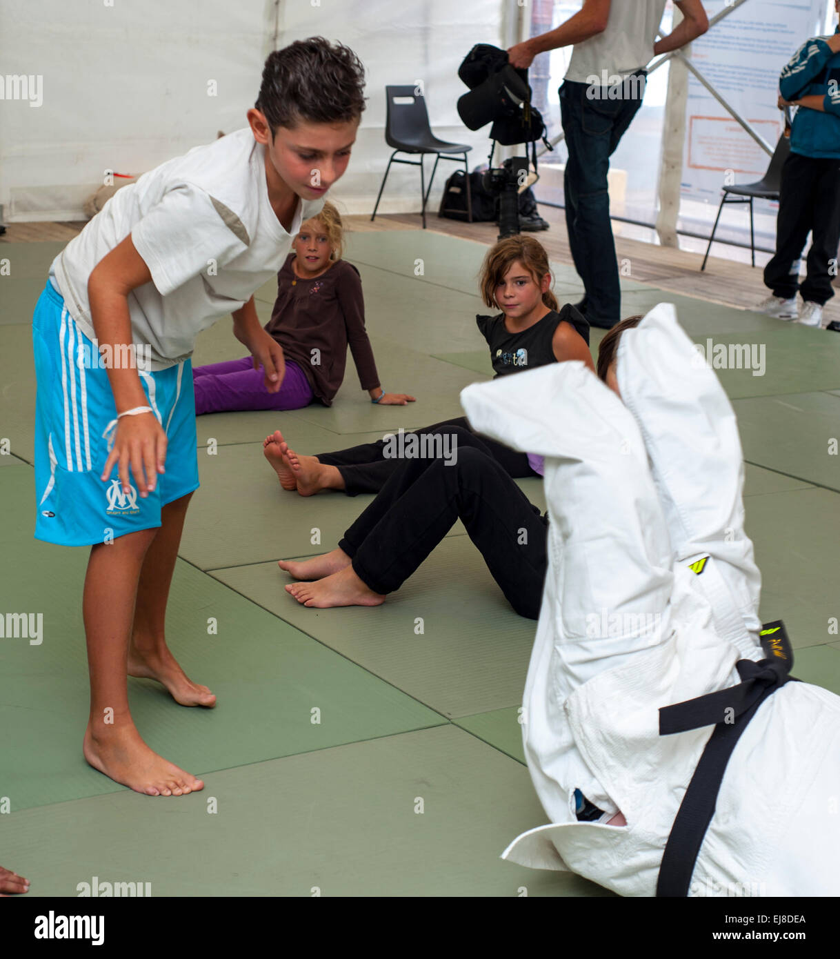 Paris, FRANKREICH - Französische Behindertensportler, die Kinder in der Karate-Klasse 'Rencontres EDF Handisport' Sport unterrichten. Stockfoto