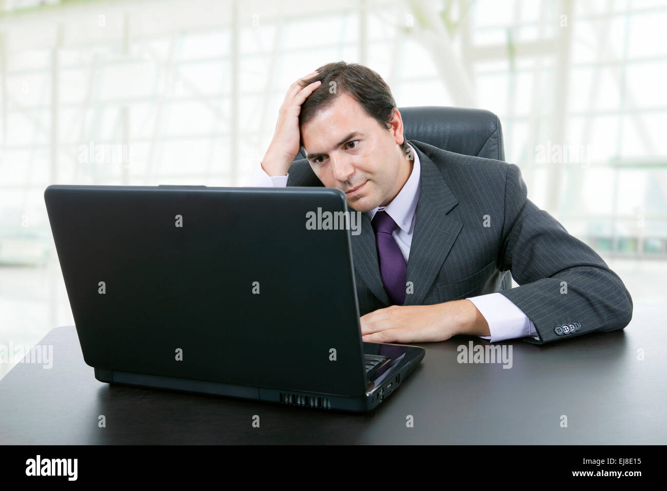 besorgt Geschäftsmann arbeiten mit ist Laptop im Büro Stockfoto