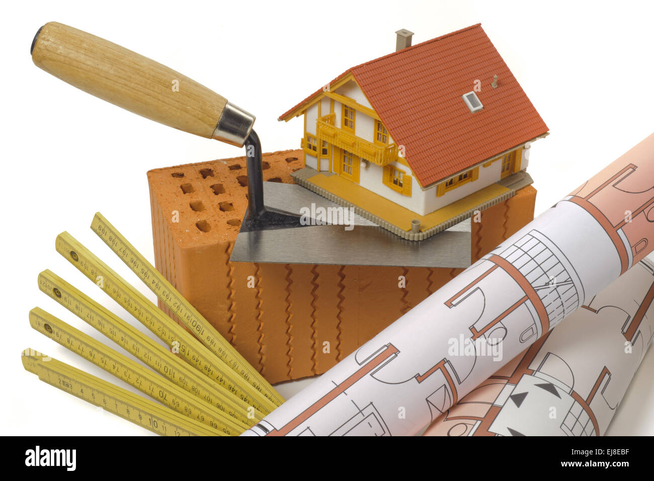Hausbau mit Ziegel, Werkzeug und plan Stockfoto