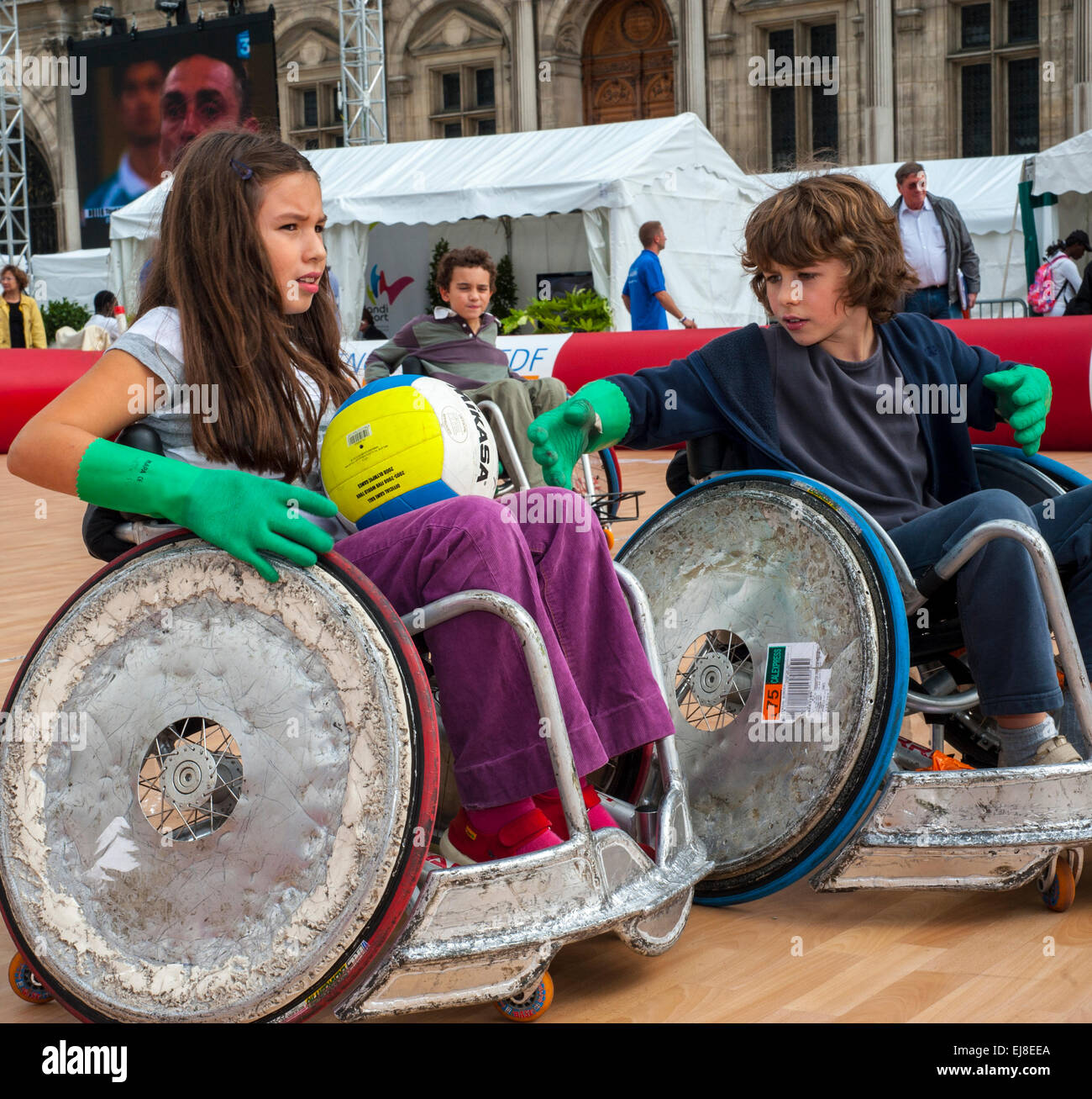 Paris Frankreich Franzosische Behinderte Kinder Im Rollstuhl Mit Ball In Der Basketball Klasse In Paris Rencontres Edf Handisport Sport Junges Franzosisches Madchen Im Teenageralter Unterrichten Spiel Draussen Spielen Stockfotografie Alamy