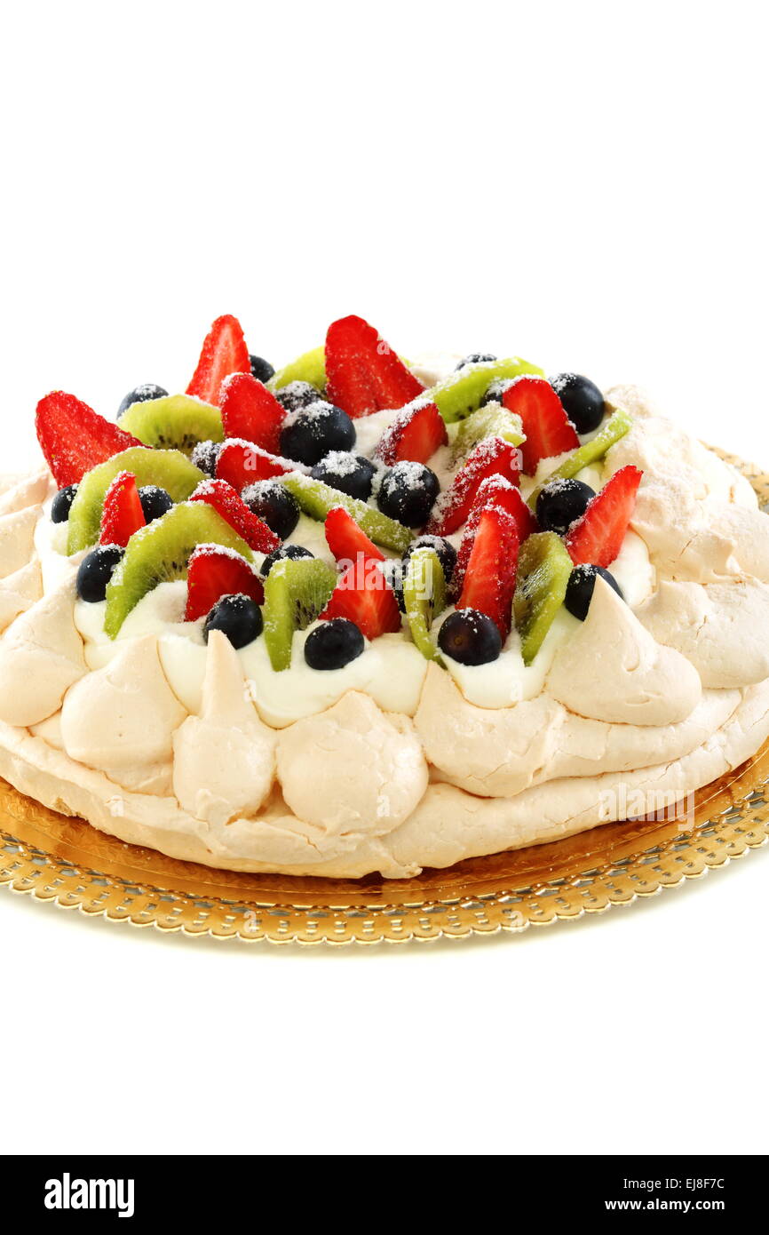 Pavlova-Dessert mit Beeren und Kiwi. Stockfoto