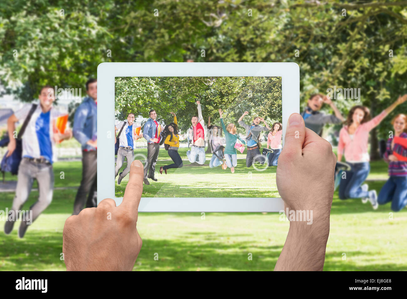 Zusammengesetztes Bild von Hand mit TabletPC Stockfoto