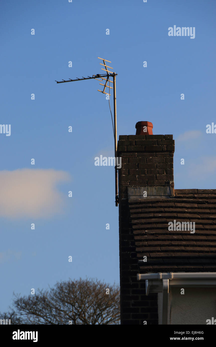 Einzigen britischen Fernsehen Antenne auf alten Schornstein Stockfoto