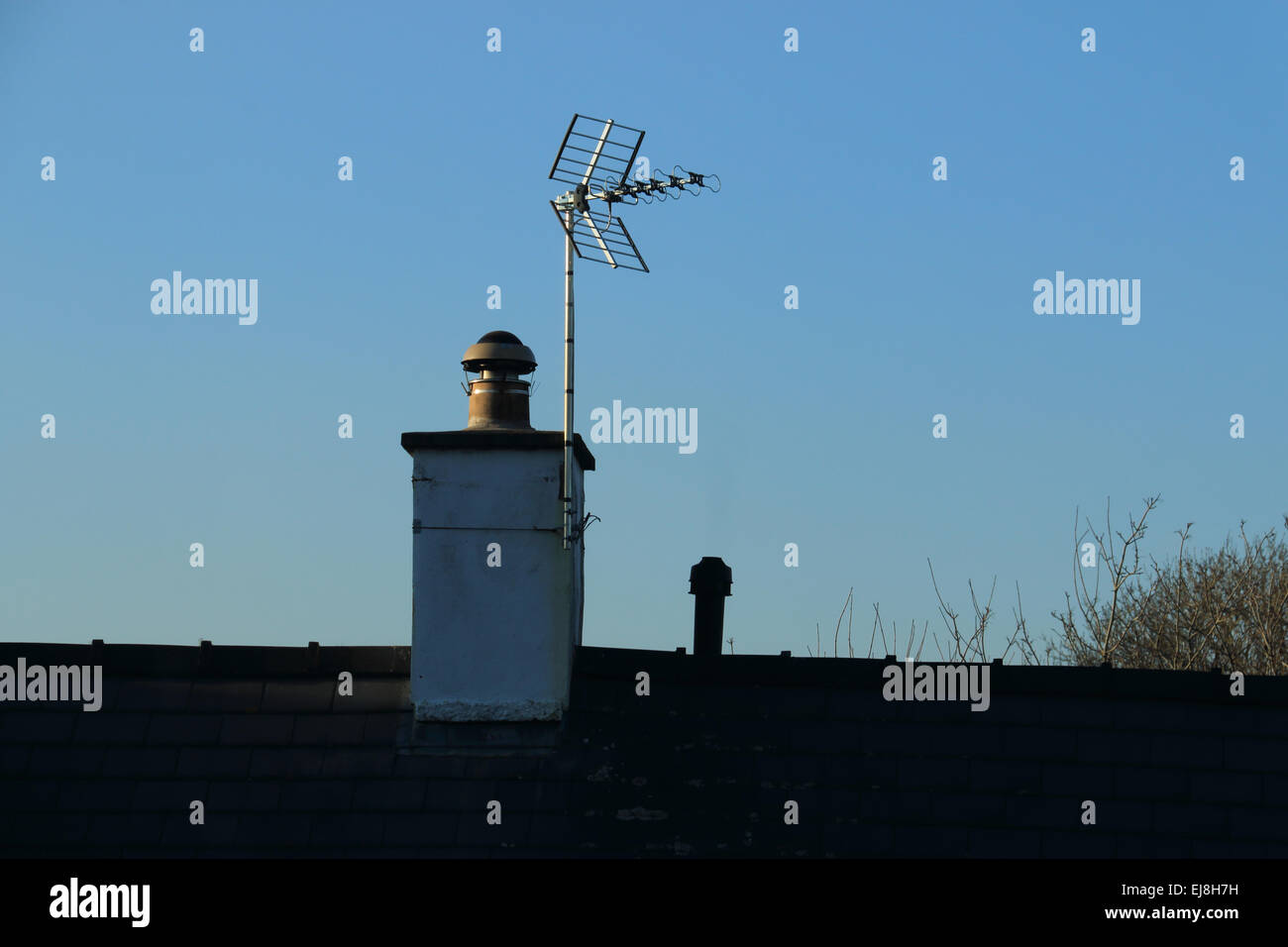 Einzigen britischen Fernsehen Antenne auf alten Schornstein Stockfoto