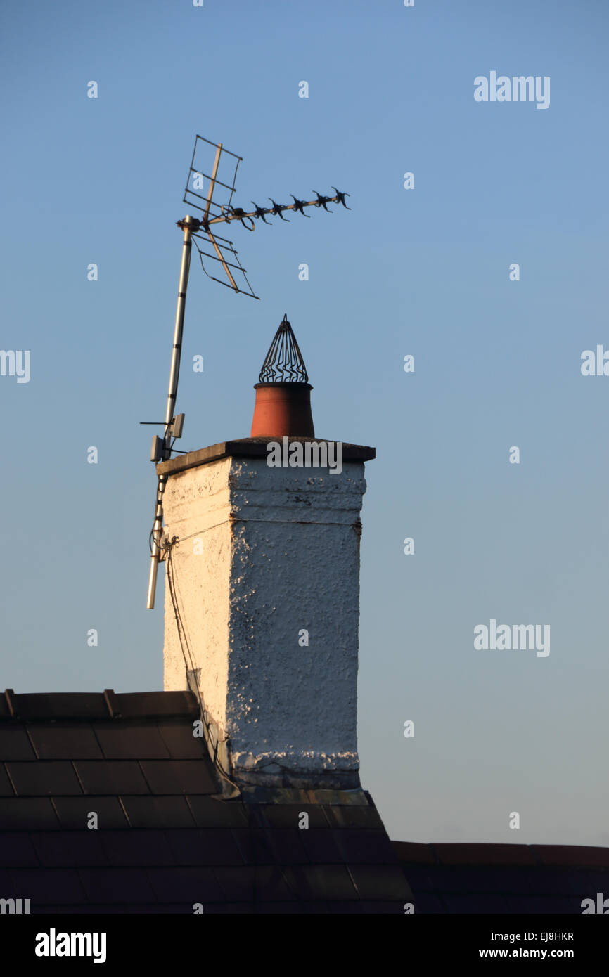 Einzigen britischen Fernsehen Antenne auf alten Schornstein Stockfoto