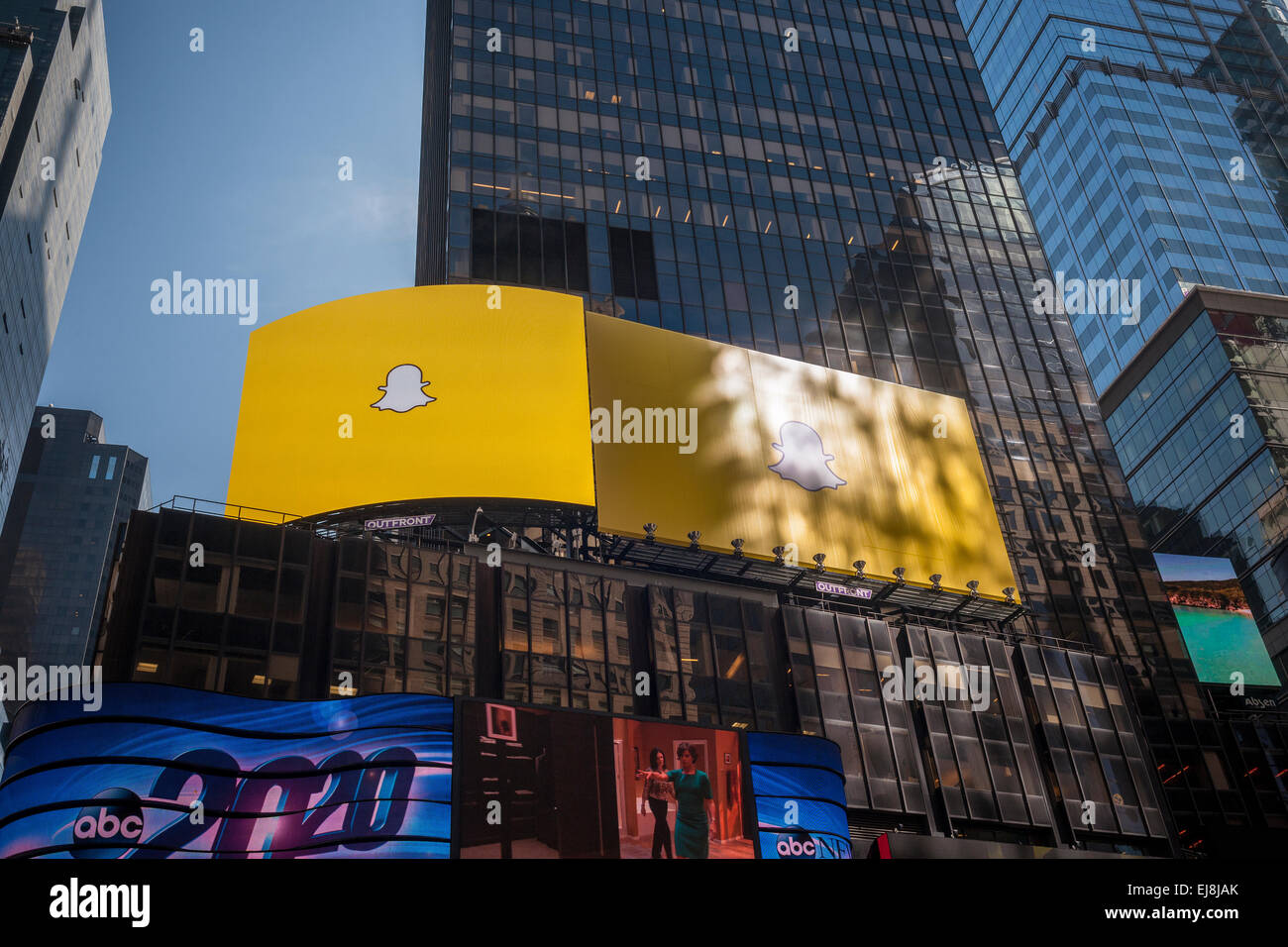 Eine Plakatwand am Times Square in New York wirbt die verschwindenden Foto-app, Snapchat, auf Freitag, 13. März 2015 gesehen. Chinesischen Internetunternehmen Alibaba wird berichtet, um $ 200 Millionen in Snapchat, Bewertung der social-Media-Unternehmen bei $ 15 Milliarden investiert werden. Snapchat, ist mit 100 Millionen Benutzer derzeit in China blockiert.  (© Richard B. Levine) Stockfoto