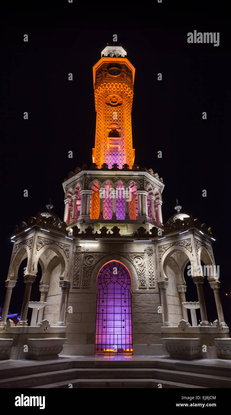 Nachtansicht des Konak Square. Historischen Uhrturm mit Beleuchtung, es war im Jahr 1901 erbaut und als offizielles Symbol o akzeptiert Stockfoto