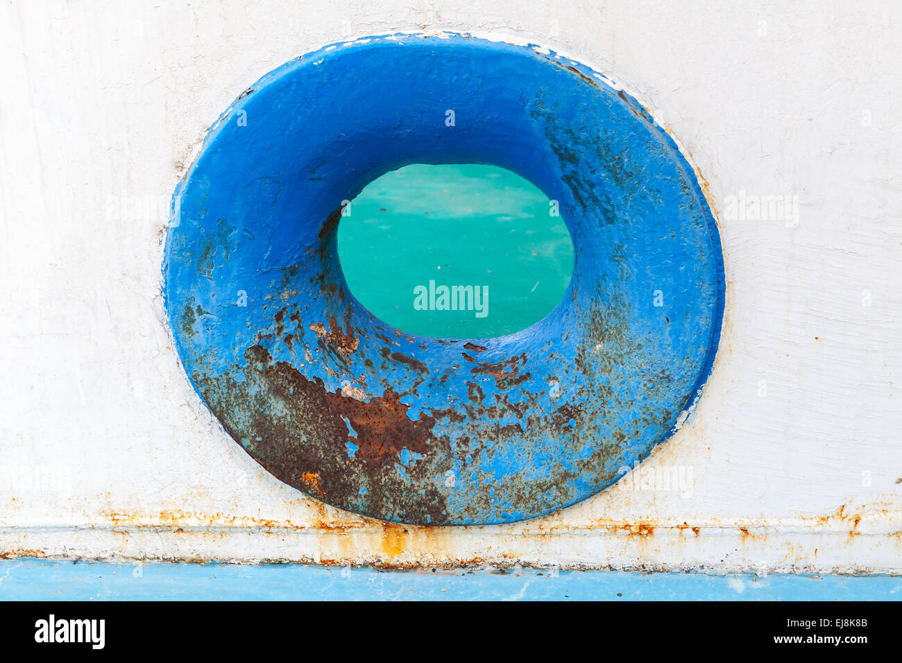 Leere blaue Hawse in alten weißen rostige Schiffsrumpf Stockfoto