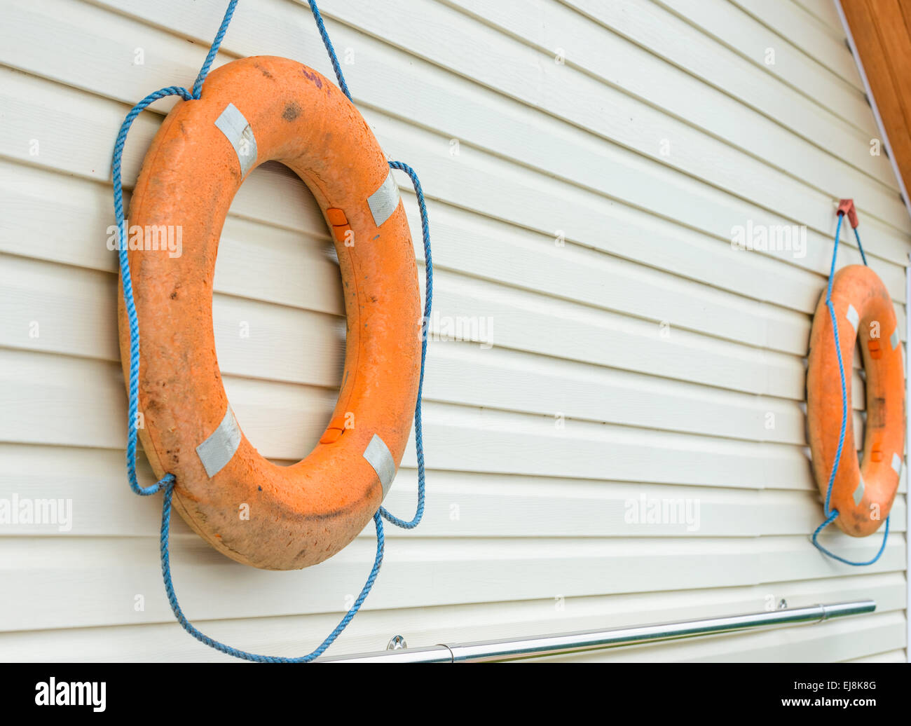Rettungsring mit Seil hängen rund um den pool Stockfoto