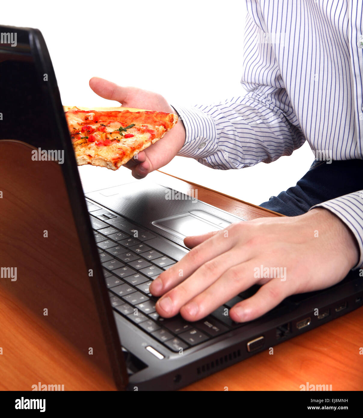Person mit Laptop und Pizza Stockfoto