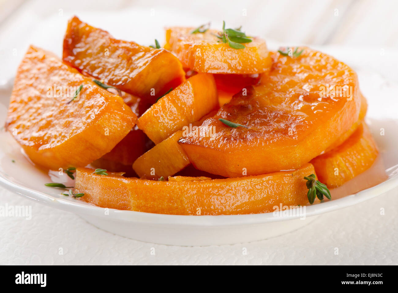 Gebackene Süßkartoffel Wedges mit Thymian. Selektiven Fokus Stockfoto