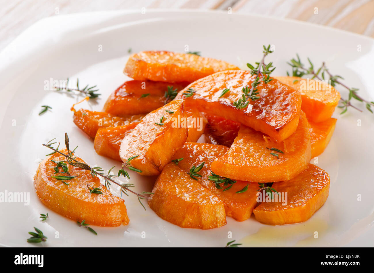 Gebackene Süßkartoffel Wedges mit mittelgewichtig Thymian. Selektiven Fokus Stockfoto