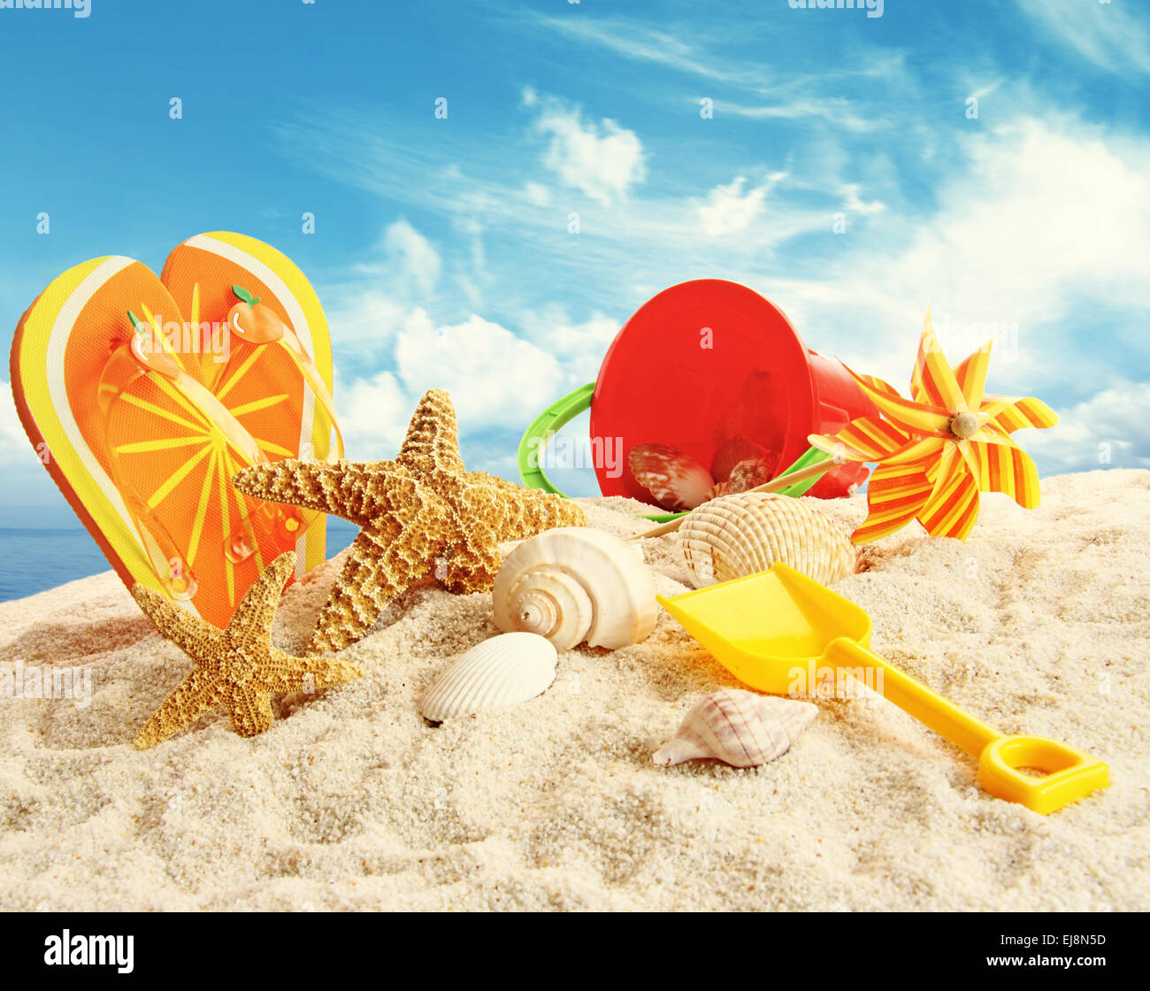 Des Kindes Strandspielzeug im sand Stockfoto