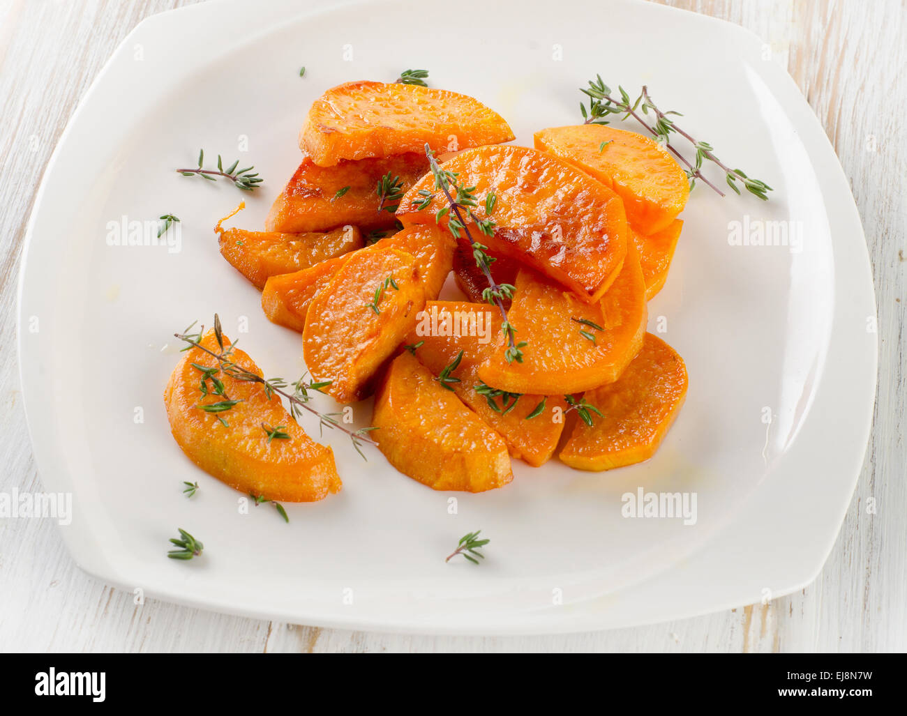 Gebackene Süßkartoffel Wedges mit Kräutern. Selektiven Fokus Stockfoto