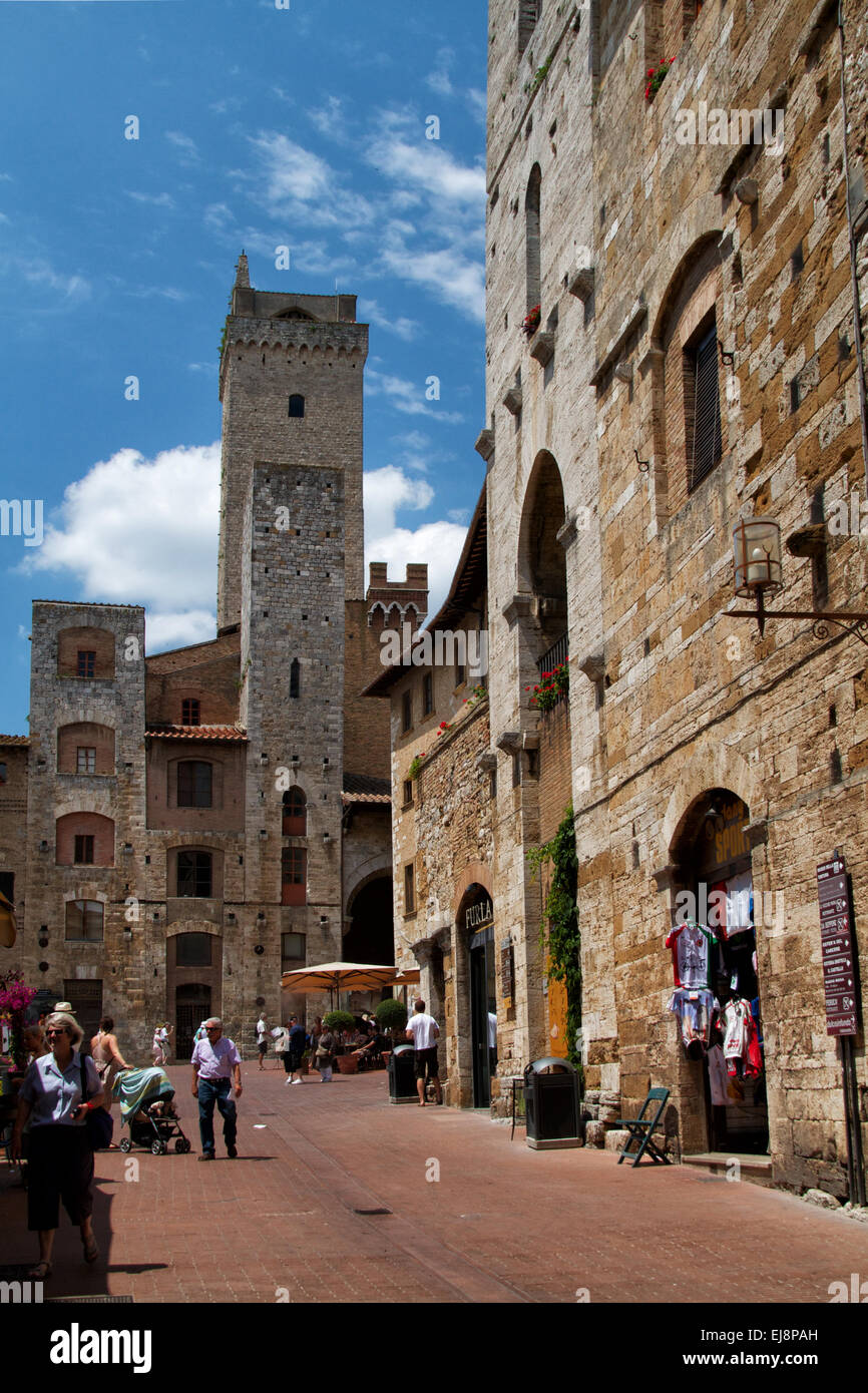 Straßen von San Gimignano bietet eine Reihe von hohen Türmen Stockfoto