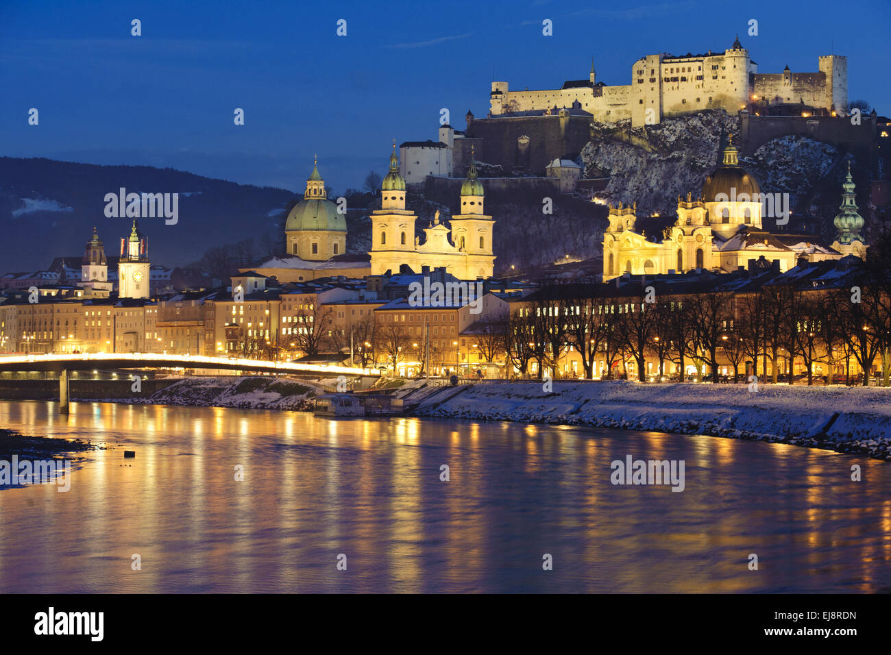 Stadt Salzburg am kalten Weihnachtsnacht Stockfoto